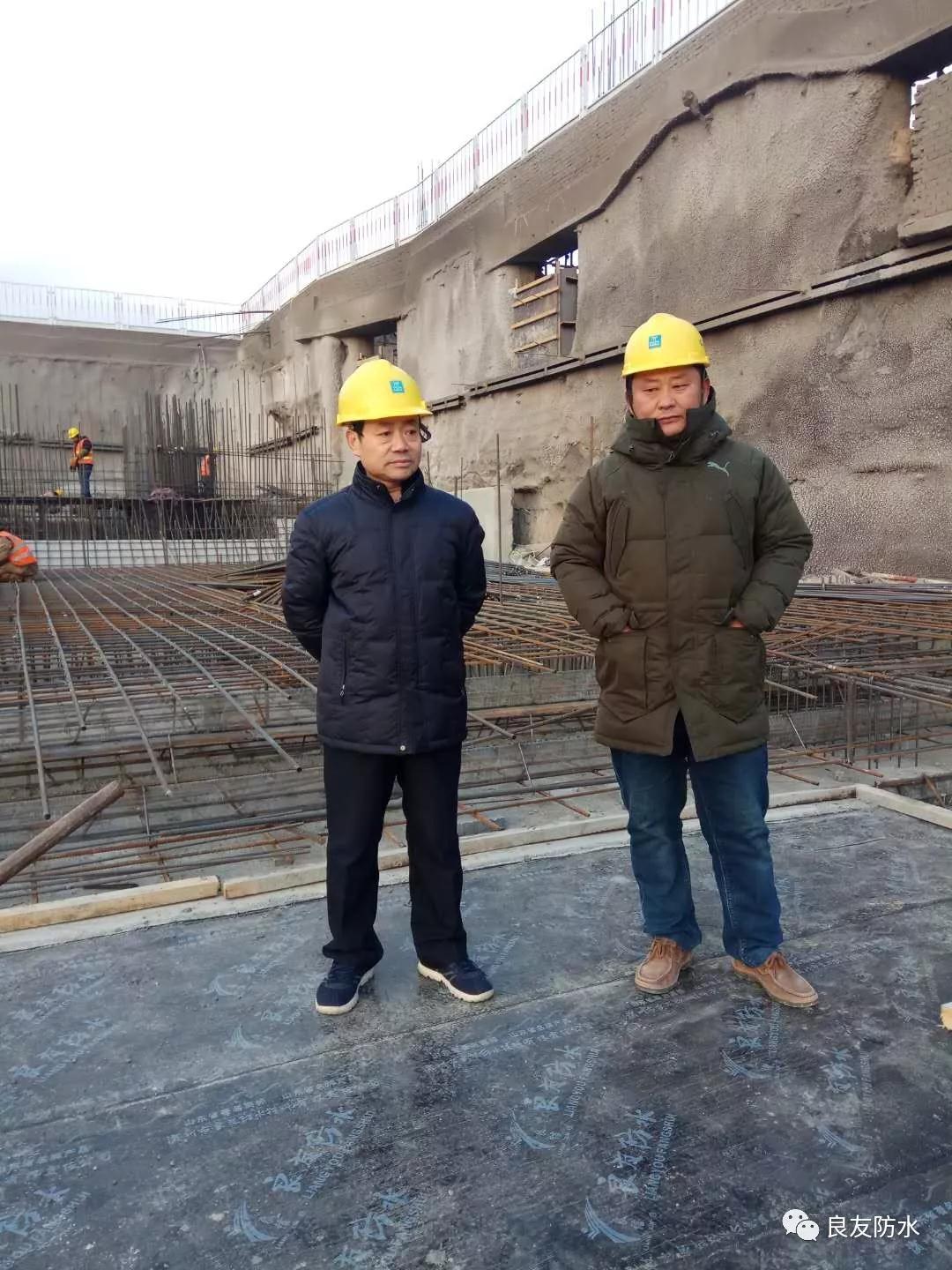 公司董事长、总经理李成顺亲临滨州防水项目现场